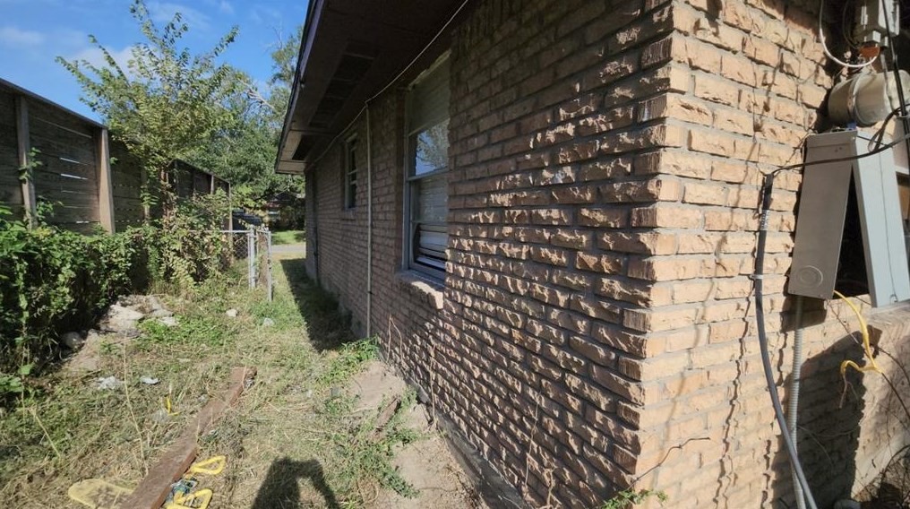 10106 Bretton Dr, Houston TX  77016-3221 exterior