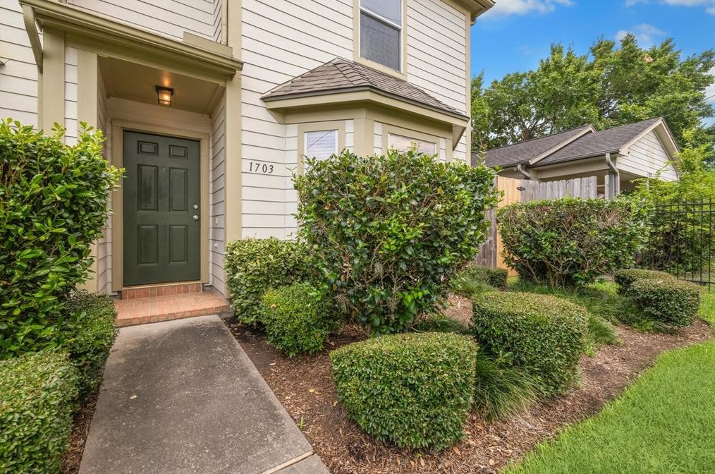 1703 Redwing Pines Dr, Houston, TX 77009-2465