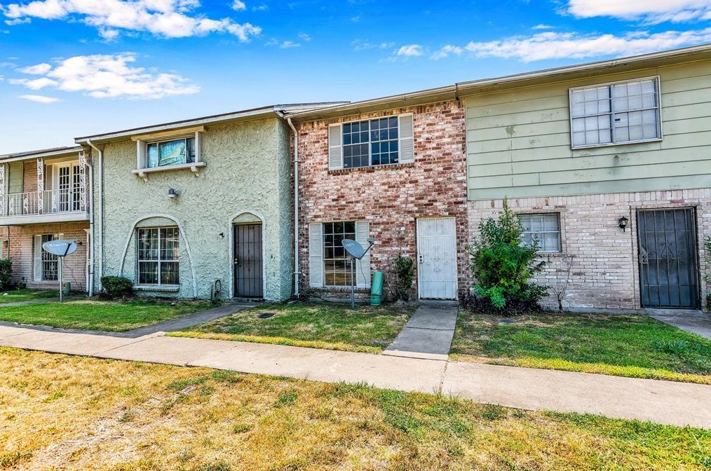 120 Goodson Dr, Houston, TX 77060