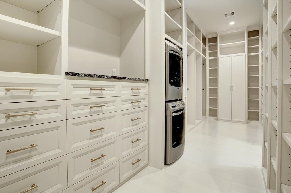 107 Fawnlake Dr, Houston TX  77079-7349 exterior