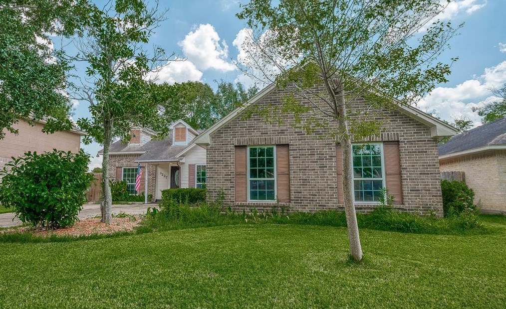 3227 Kempwood Dr, Sugar Land, TX 77479