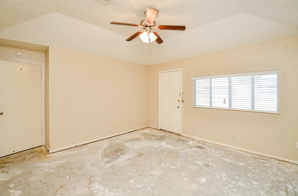 15402 Wildwood Gln Dr, Houston TX  77083-5515 exterior