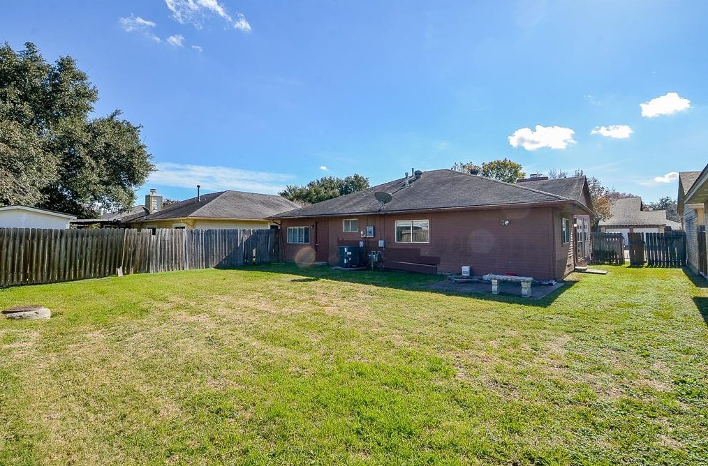 15402 Wildwood Gln Dr, Houston TX  77083-5515 exterior