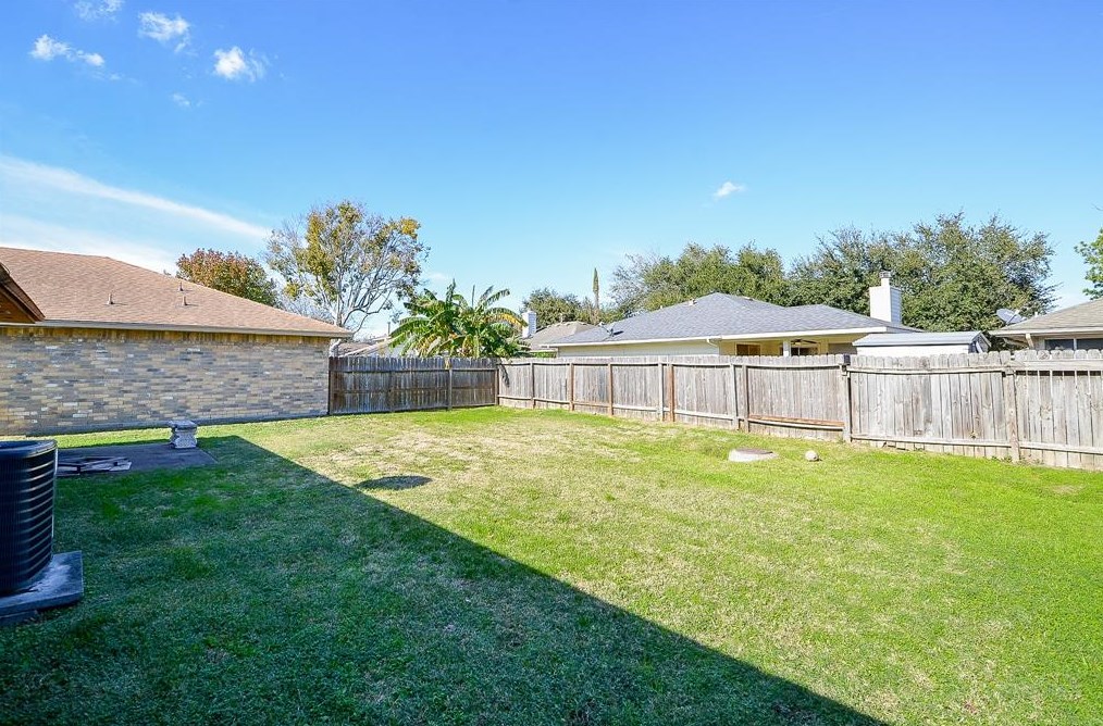 15402 Wildwood Gln Dr, Houston TX  77083-5515 exterior