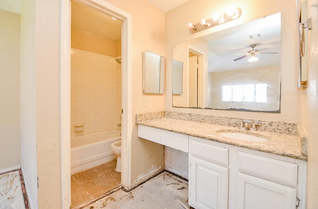 15402 Wildwood Gln Dr, Houston TX  77083-5515 exterior