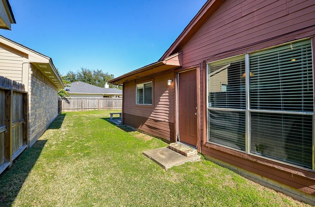 15402 Wildwood Gln Dr, Houston TX  77083-5515 exterior