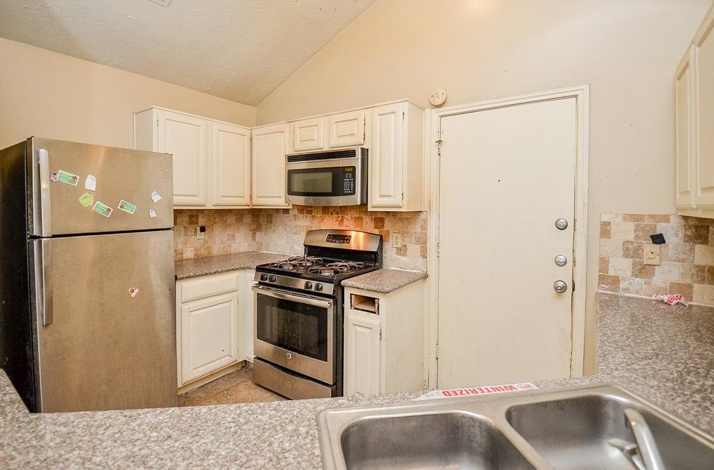 15402 Wildwood Gln Dr, Houston TX  77083-5515 exterior