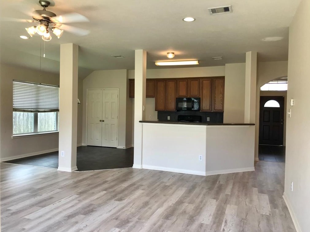 707 Chase Land Cir, Bacliff, TX 77518