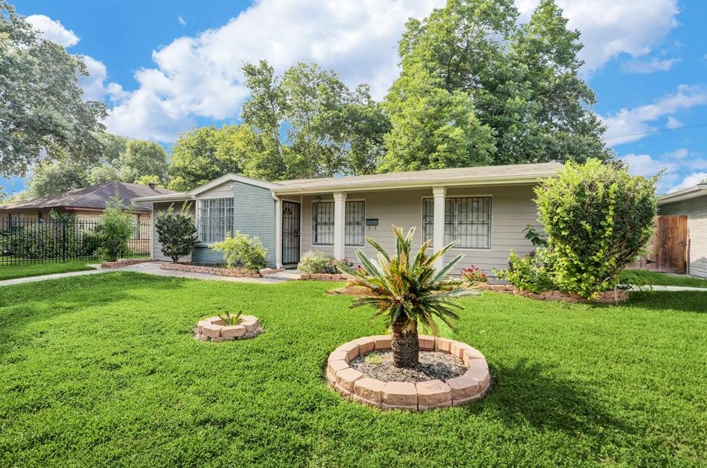 5915 Van Fleet St, Houston, TX 77033
