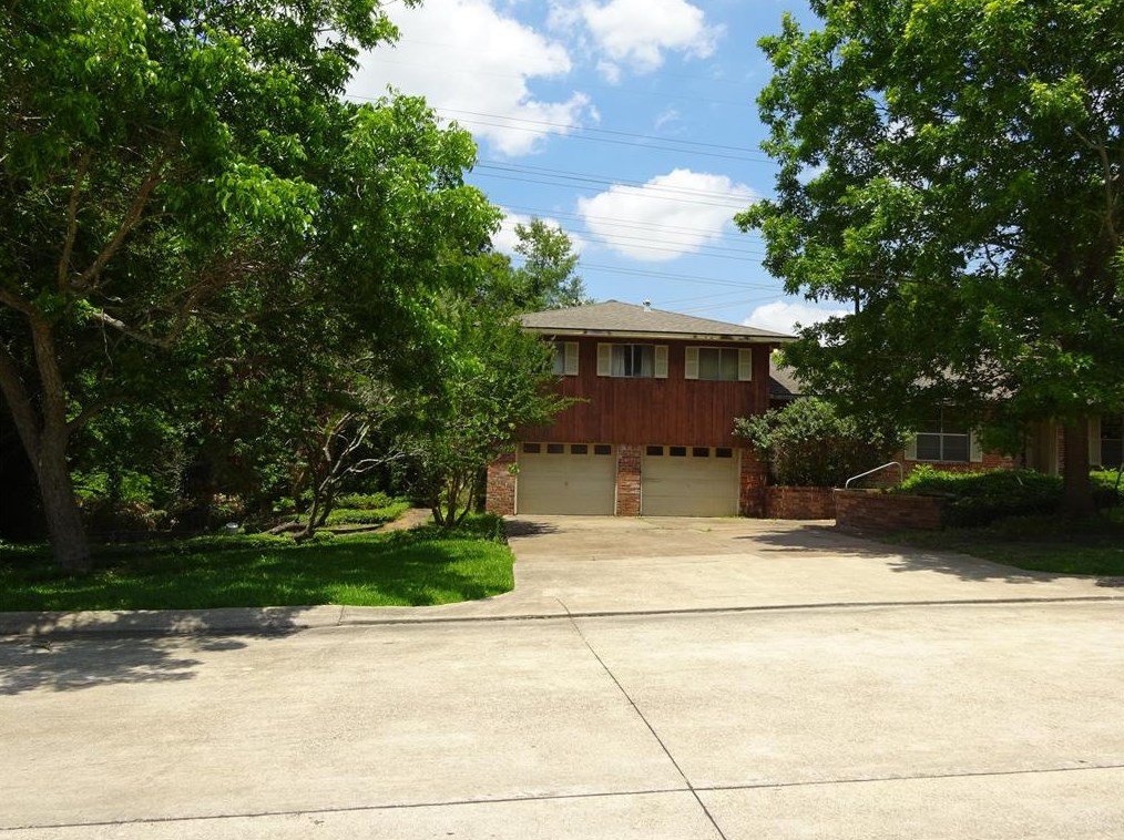 606 Scenic Dr, Baytown, TX 77521-4043