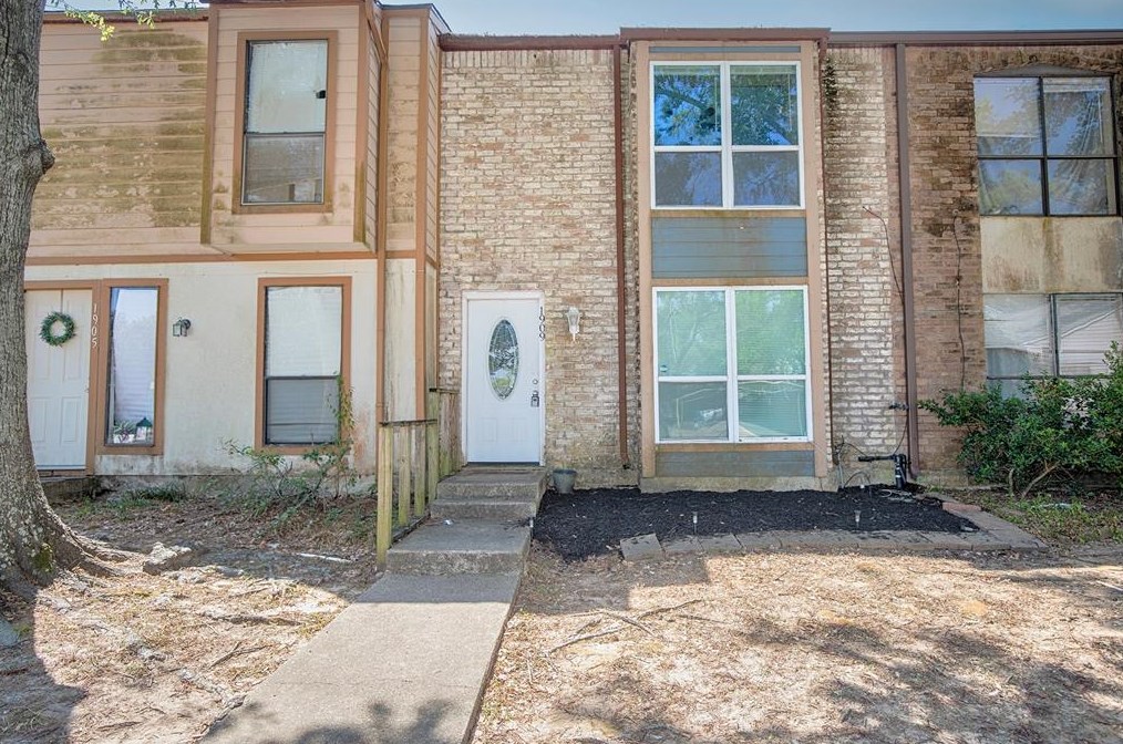 1909 Miramar Green St, Taylor Lake Village, TX 77586