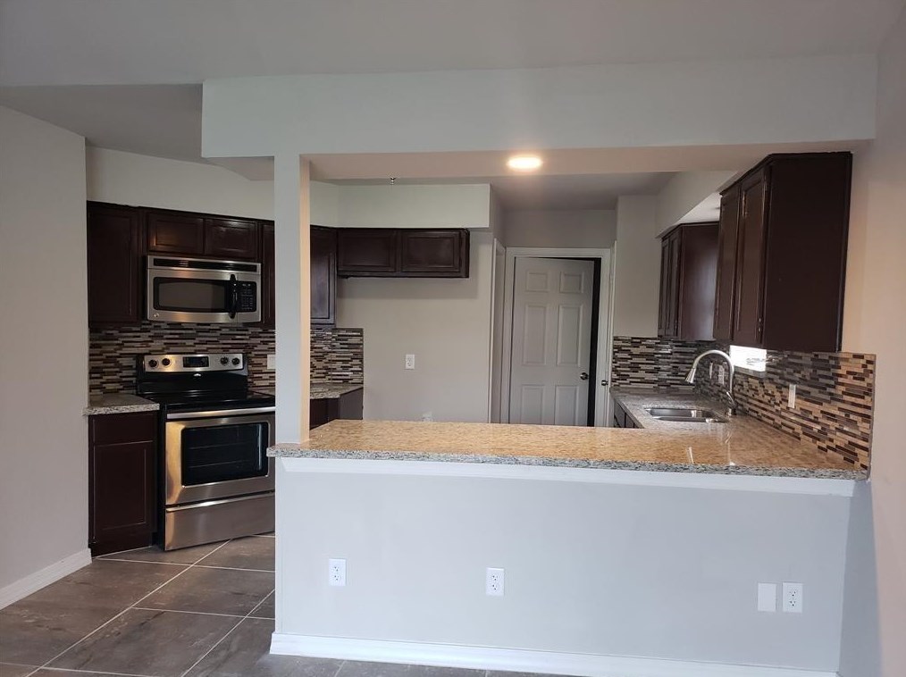 3304 Sandpiper Dr, Baytown TX  77521-1933 exterior