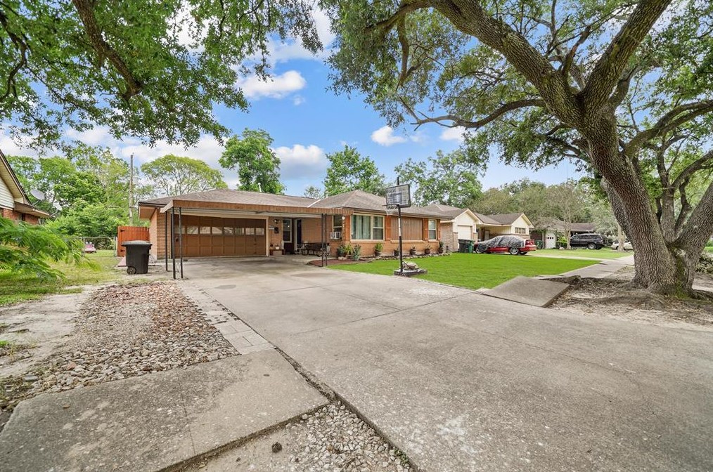 8611 Bronson St, Houston, TX 77034-2840