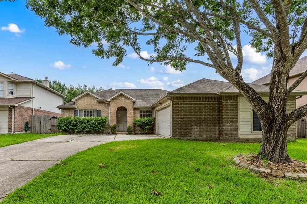 615 Oak Berry Dr, Kemah, TX 77565-8132