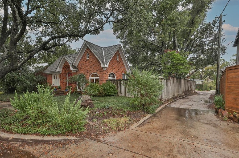 2612 Greenleaf St, Houston, TX 77009-7404