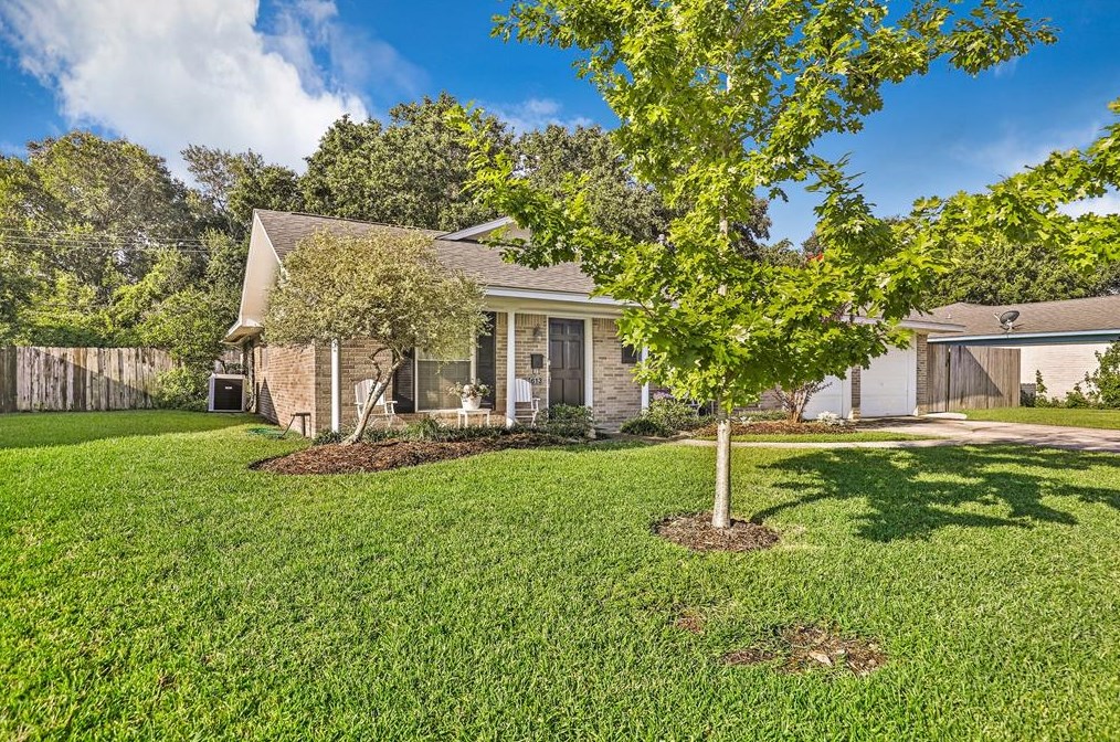 613 Inwood Dr, Baytown, TX 77521