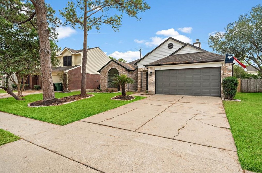 1422 Chestnut Springs Ln, Houston, TX 77062-2043