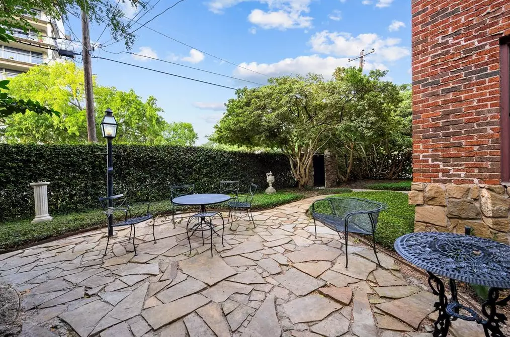 227 Alabama St, Houston TX  77006-5155 exterior