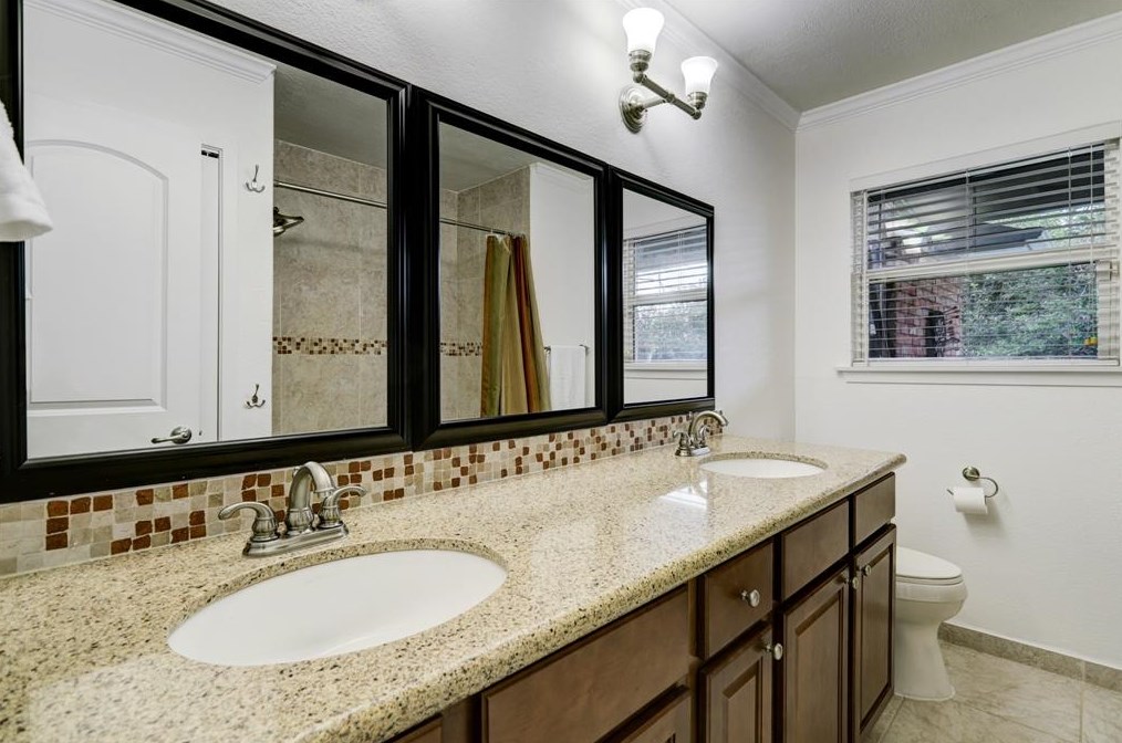 4609 Stillbrooke Dr, Houston TX  77096-5034 exterior