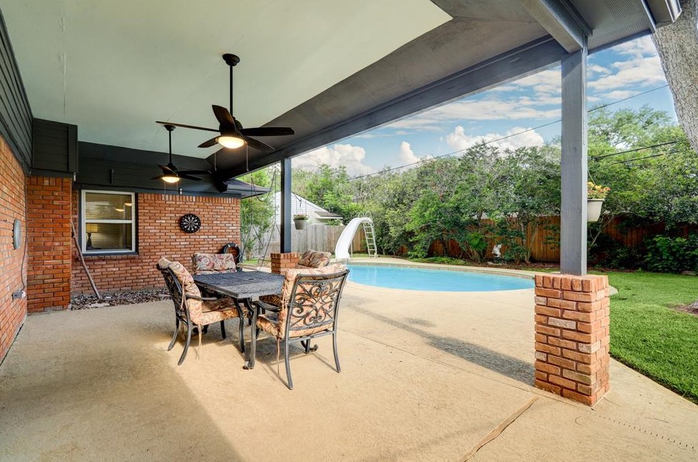 4609 Stillbrooke Dr, Houston TX  77096-5034 exterior
