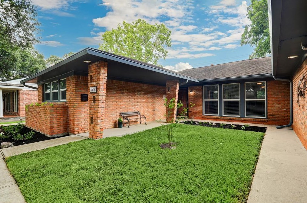 4609 Stillbrooke Dr, Houston TX  77035-5027 exterior