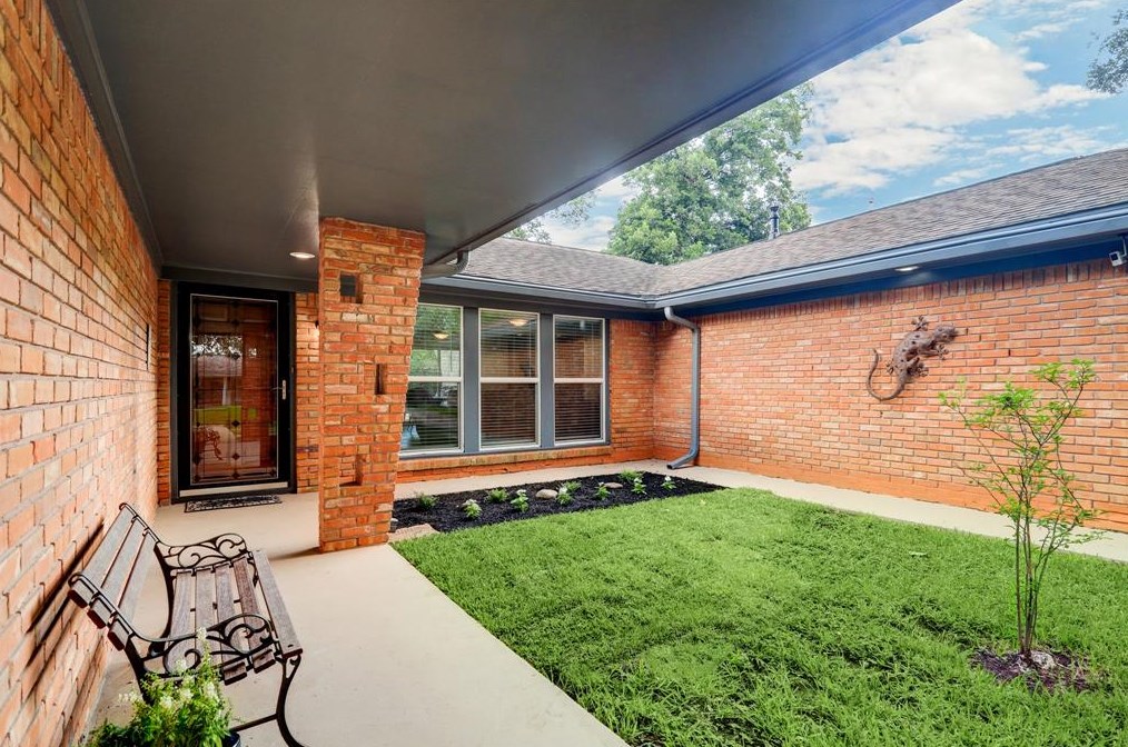 4609 Stillbrooke Dr, Houston TX  77096-5034 exterior