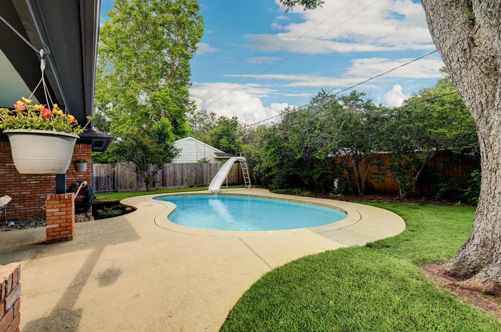 4609 Stillbrooke Dr, Houston TX  77096-5034 exterior