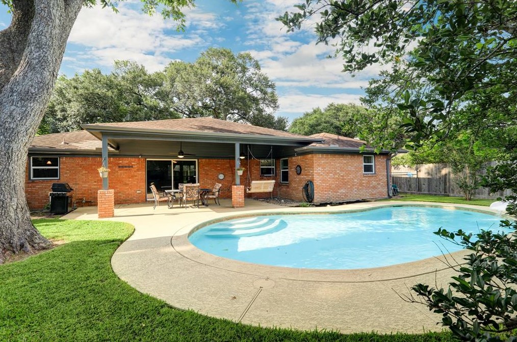 4609 Stillbrooke Dr, Houston TX  77096-5034 exterior
