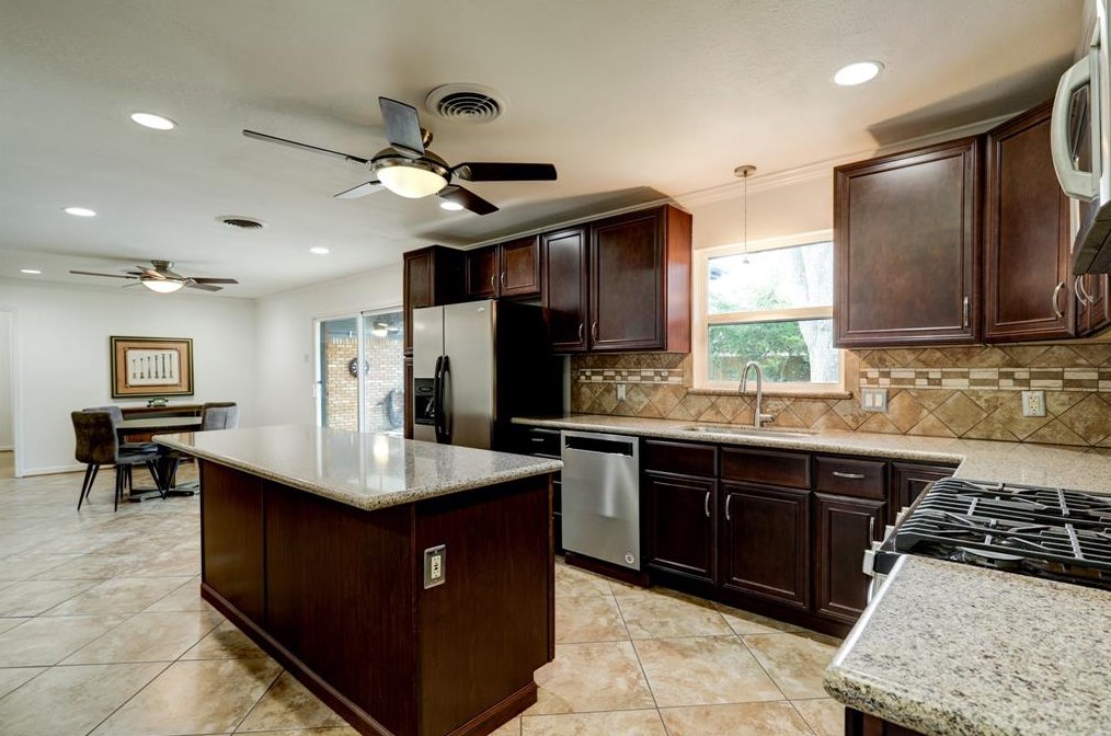 4609 Stillbrooke Dr, Houston TX  77096-5034 exterior