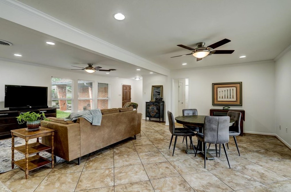 4609 Stillbrooke Dr, Houston TX  77096-5034 exterior