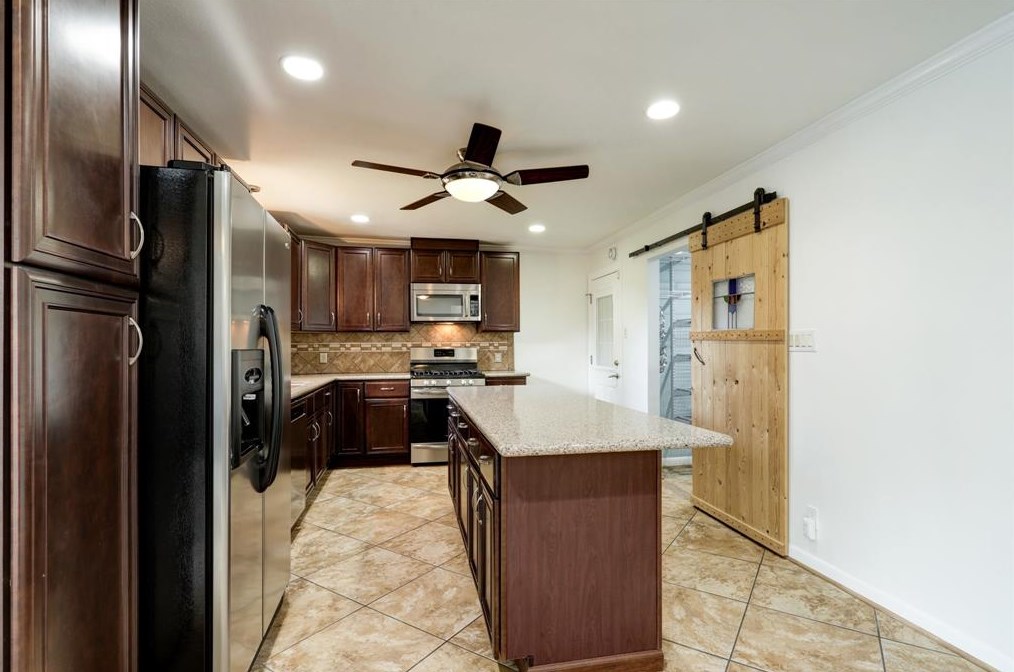 4609 Stillbrooke Dr, Houston TX  77096-5034 exterior