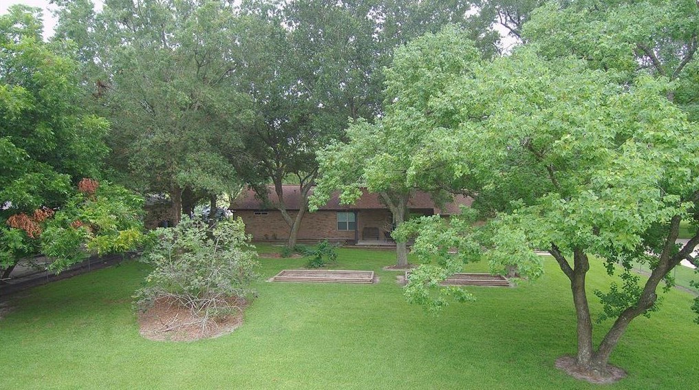 1410 E Houston St, Highlands, TX 77562