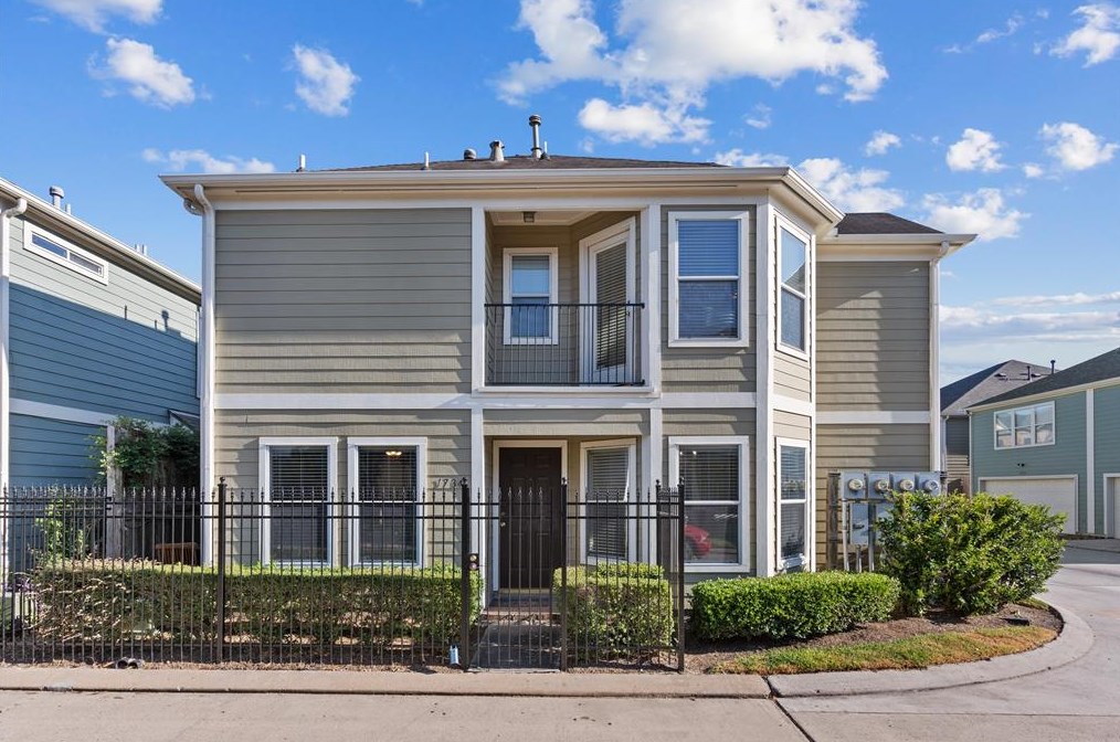 1734 Redwing Pines Dr, Houston, TX 77009-2463
