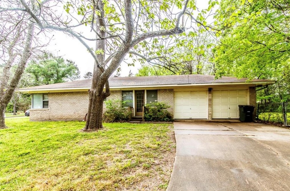 2704 Cedar Dr, Huntsville, TX 77320