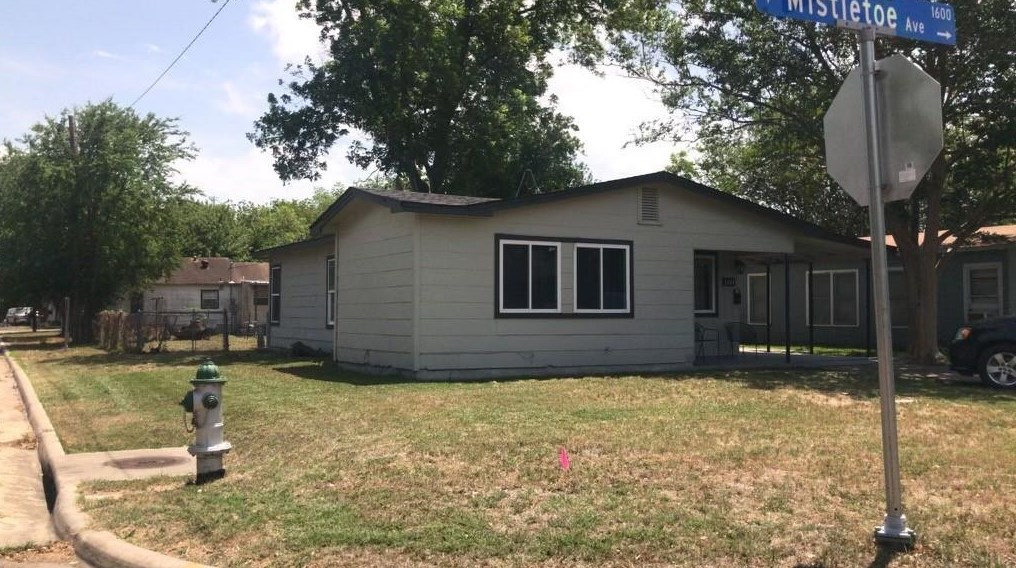 1611 E Mistletoe Ave, Victoria, TX 77901
