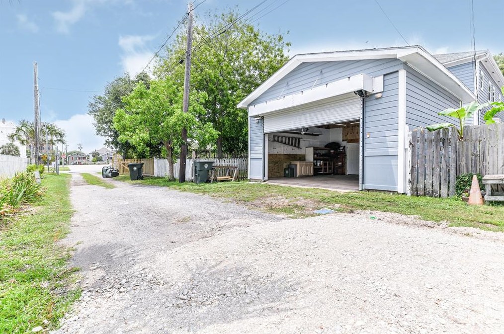 1219 Sealy St, Galveston TX 77550-4029 exterior