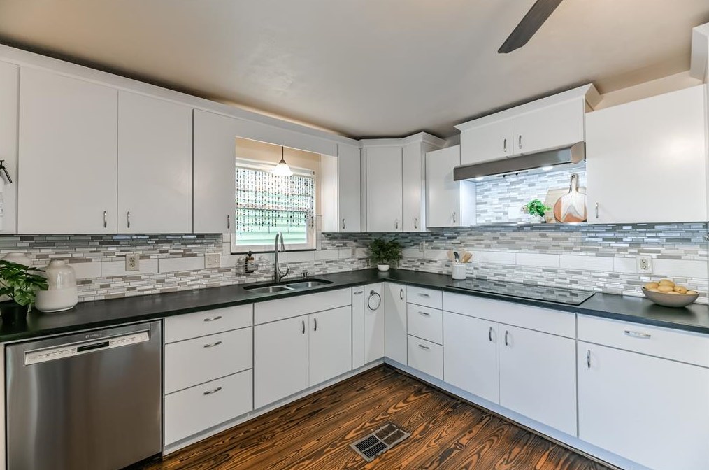 1219 Sealy St, Galveston TX 77550-4029 exterior