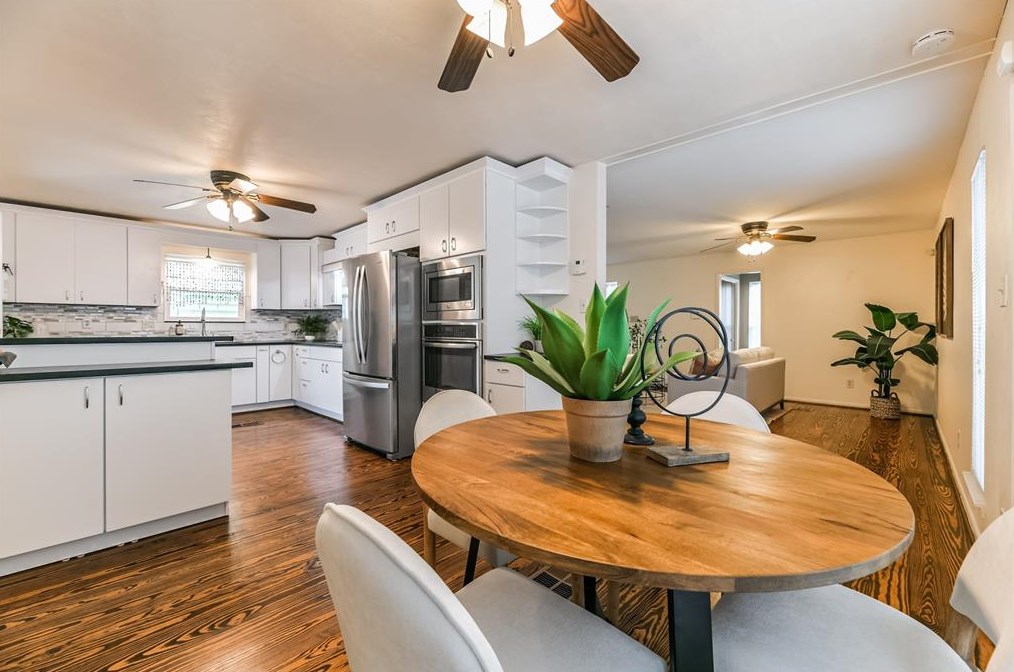 1219 Sealy St, Galveston TX 77550-4029 exterior