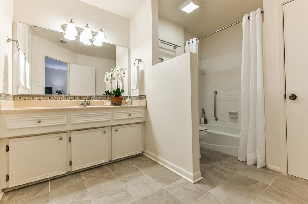 1219 Sealy St, Galveston TX 77550-4029 exterior