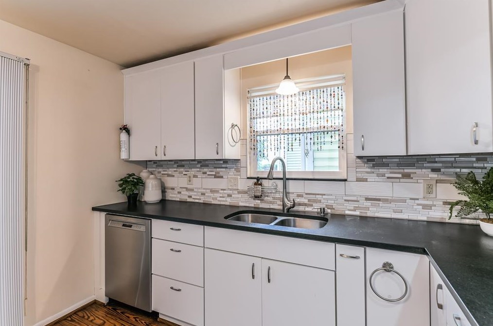 1219 Sealy St, Galveston TX 77550-4029 exterior