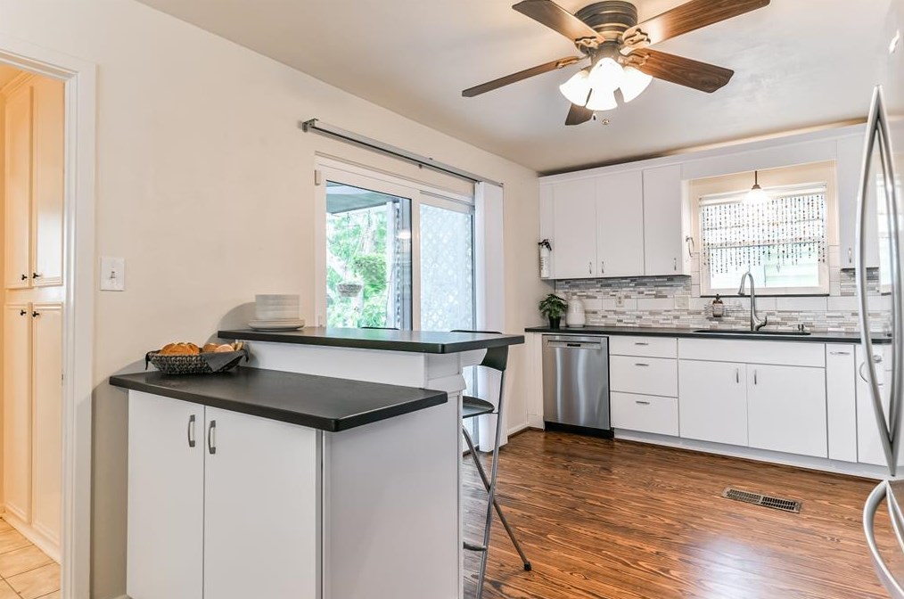 1219 Sealy St, Galveston TX 77550-4029 exterior