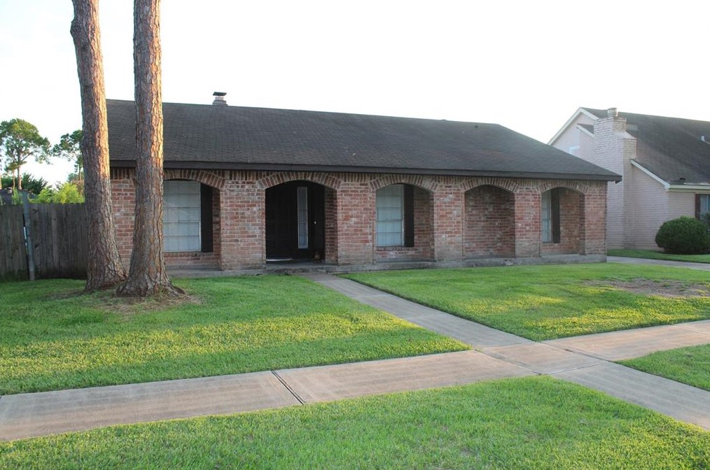 12811 Crow Valley Ln, Houston, TX 77099-4415