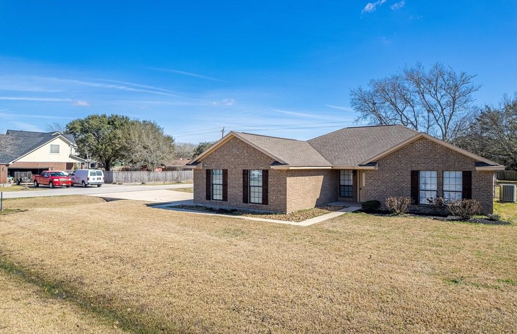 12110 E River Run Dr, Baytown, TX 77523