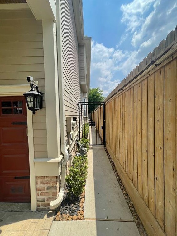 5523 Kansas St, Houston TX  77007-1110 exterior