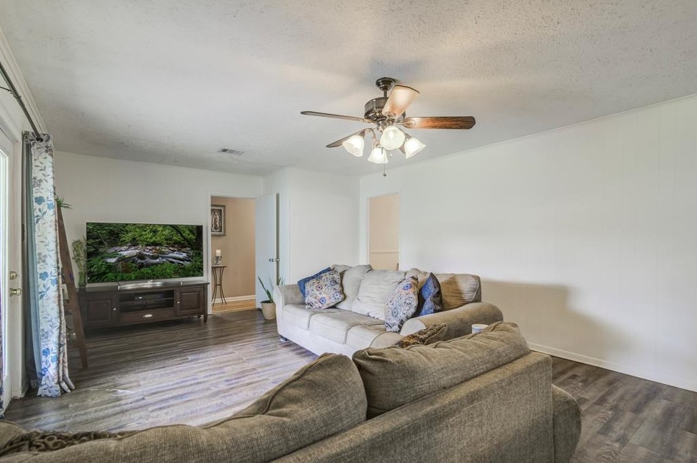 801 Busse Cir, Pasadena TX 77503-2206 exterior