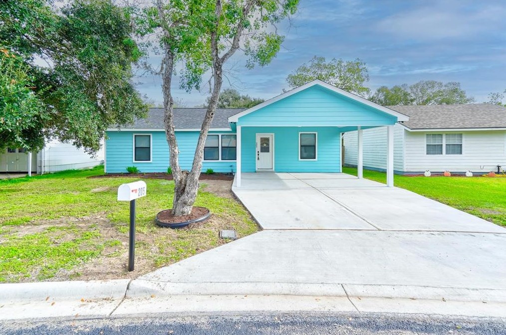205 Brown St, Edna, TX 77957