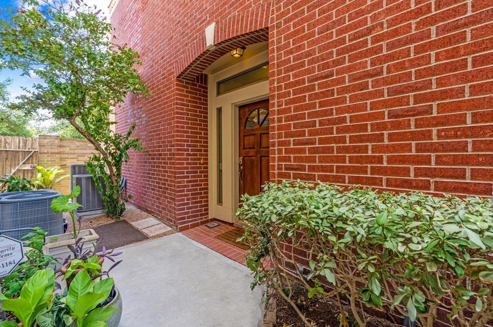 1727 Stacy Crst, Houston TX  77008-3488 exterior