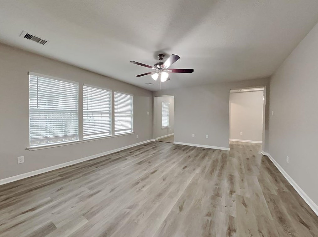 911 Staffordale Manor Ln, Houston, TX 77047
