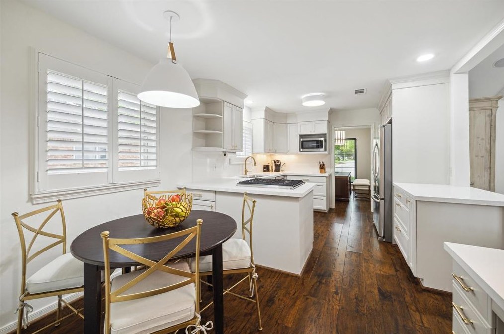 802 Walnut Bnd, Houston TX  77042-3013 exterior