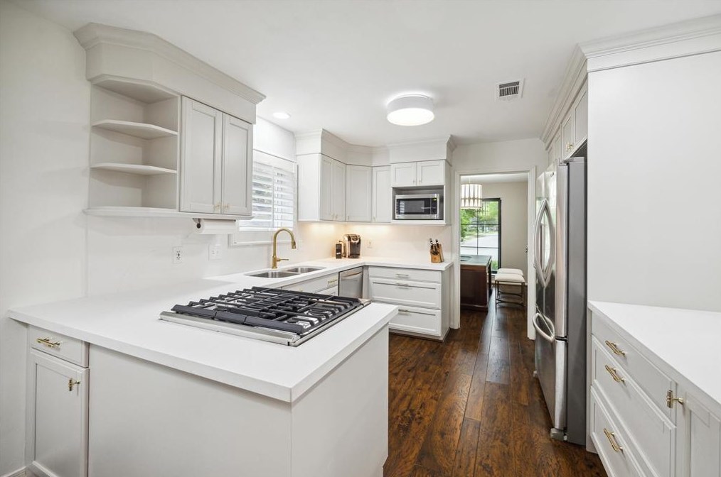 802 Walnut Bnd, Houston TX  77042-3013 exterior